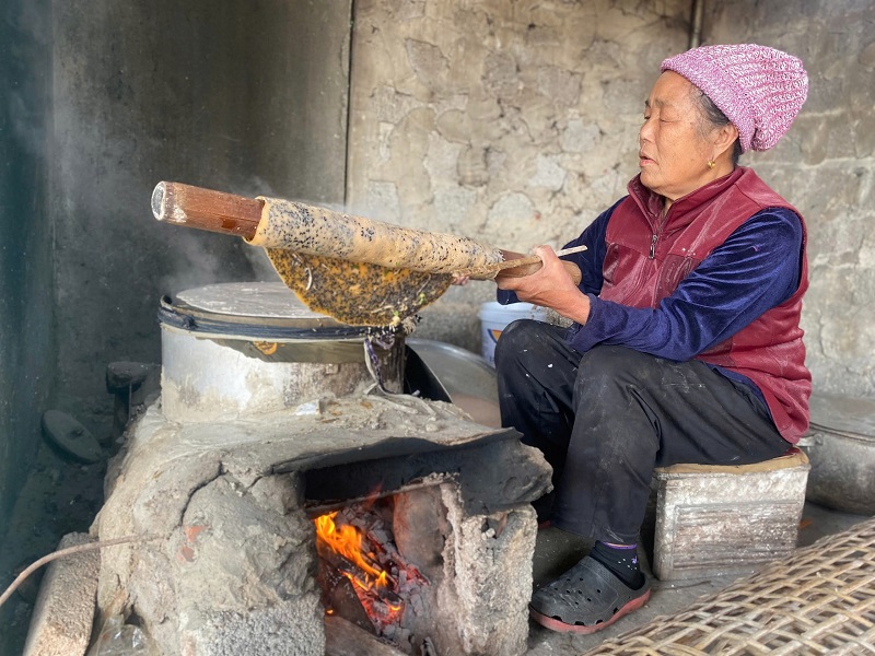 Người 'giữ lửa' nghề truyền thống làng bánh đa xứ Thanh