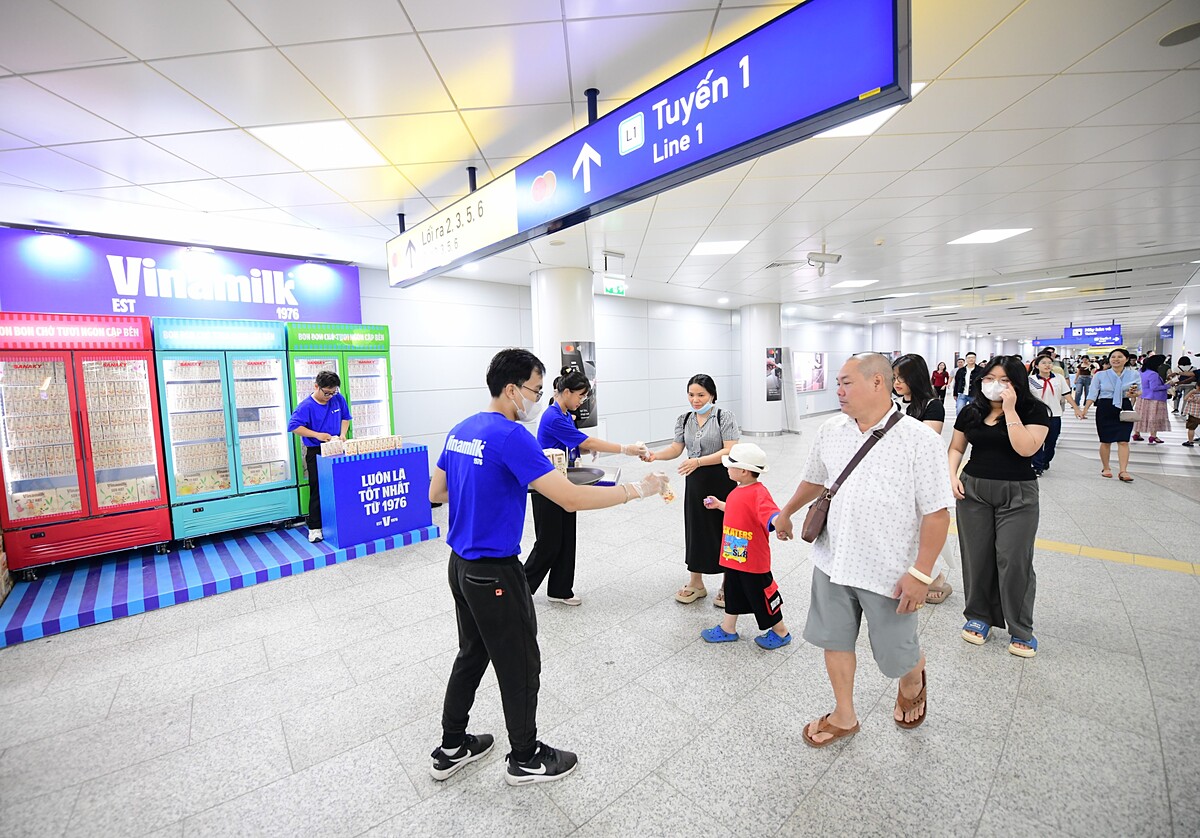 Đi trải nghiệm tuyến metro đầu tiên của TP.HCM, thưởng thức các sản phẩm lần đầu ra mắt của Vinamilk
