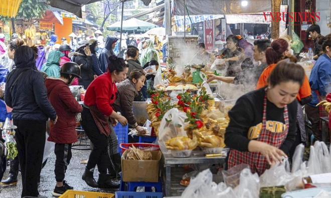 <p class="Normal">
Ngoài những món ăn truyền thống ngày Tết, mặt hàng không thể thiếu là gà cánh tiên ngậm hoa hồng, mặt hàng này vốn nổi tiếng tại đây và được rất nhiều người ưa chuộng đặt mua. </p>