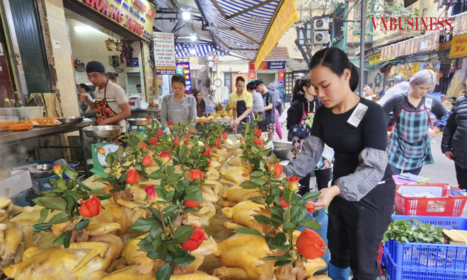 <p>
Theo các tiểu thương tại chợ Hàng Bè, gà cúng ngậm hoa hồng là mặt hàng đắt khách nhất, giá dao động khoảng 500.000 - 700.000 đồng/con &lpar;tùy theo kích cỡ&rpar;.</p>