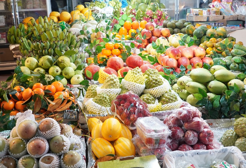 Cận ngày rằm tháng giêng: Trái cây, đồ lễ bày bán phong phú, giá cả hợp lý