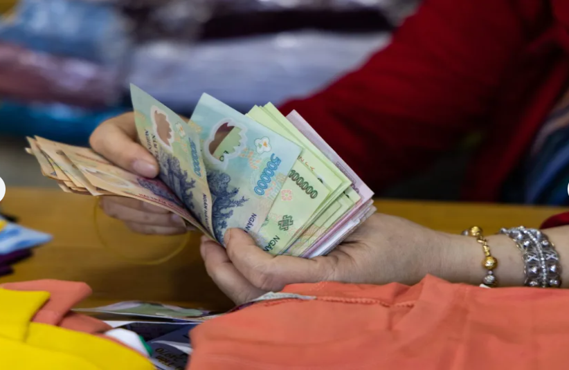 Tiền đồng Việt Nam chịu áp lực khi đồng đô la mạnh lên do thuế quan mới của Tổng thống Donald Trump