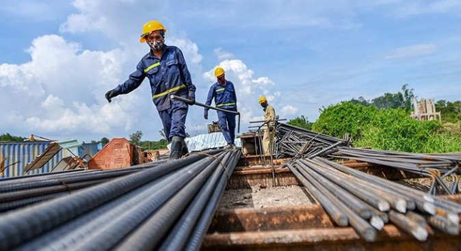 Chuyên gia chỉ ra yếu tố giúp Việt Nam tăng 2 điểm % GDP năm nay