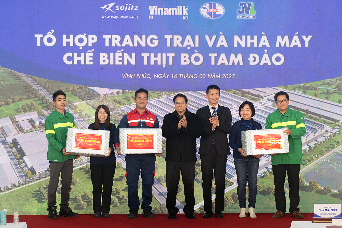 Thủ tướng thăm tổ hợp khép kín chăn nuôi và chế biến thịt bò cao cấp đầu tiên tại Việt Nam