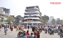 &#039;Hốt bạc&#039; nhờ dịch vụ chụp ảnh check-in toà nhà Hàm cá mập trước ngày tháo dỡ