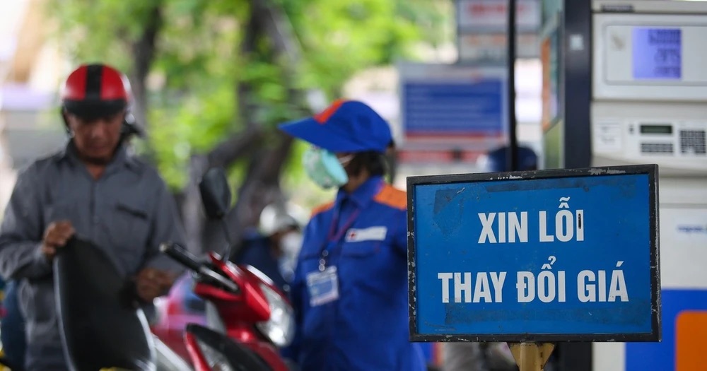 Giá xăng đảo chiều tăng trở lại, RON95-III vượt mốc 20.000 đồng/lít