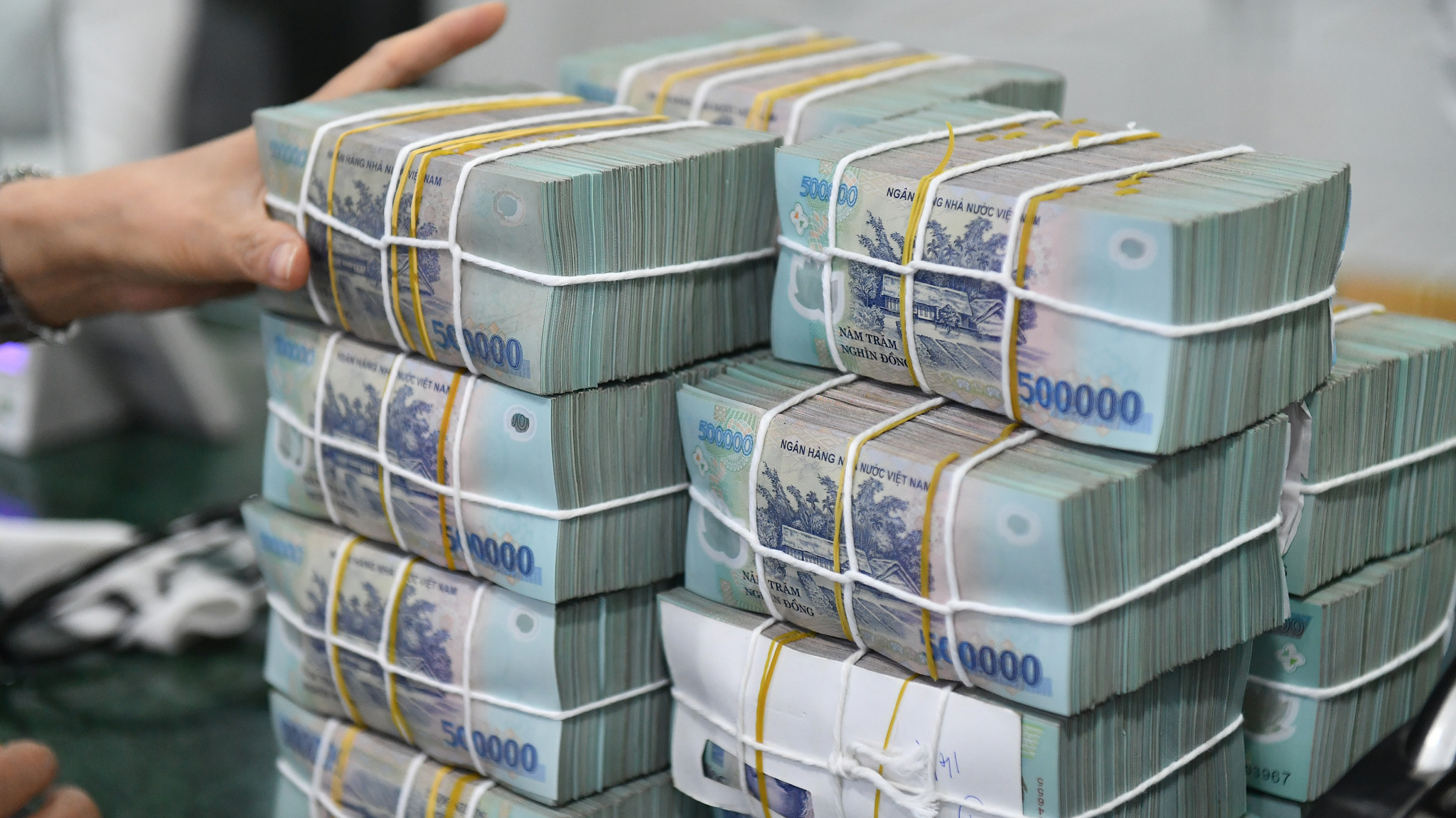 Áp lực tăng trưởng tín dụng cao, ngân hàng dồn dập phát hành trái phiếu để huy động vốn