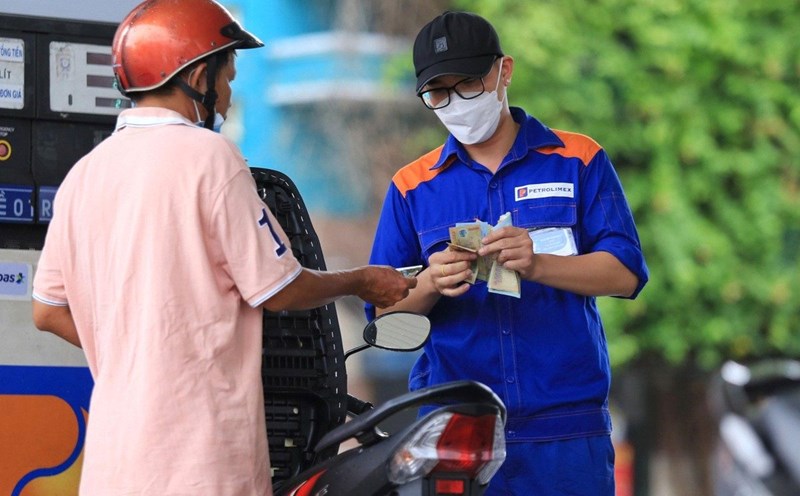 Giá xăng dầu đồng loạt tăng, xăng RON95 gần trở lại mốc 21.000 đồng/lít