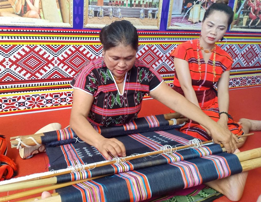 Nghề dệt Zèng giúp đồng bào dân tộc thiểu số vùng cao A Lưới thoát cảnh nghèo khó