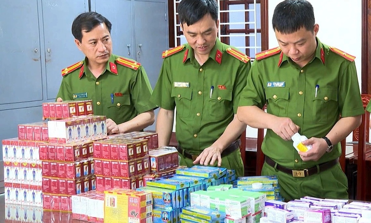 Khi mạng xã hội trở thành 'mảnh đất màu mỡ' cho thuốc và sữa giả hoành hành