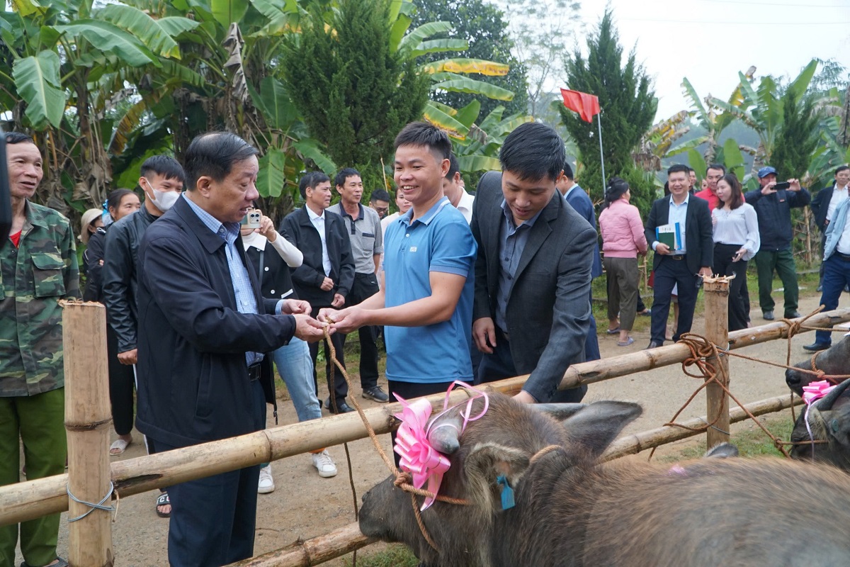 Đi sát dân để 'trao cần câu', tạo sinh kế thoát nghèo