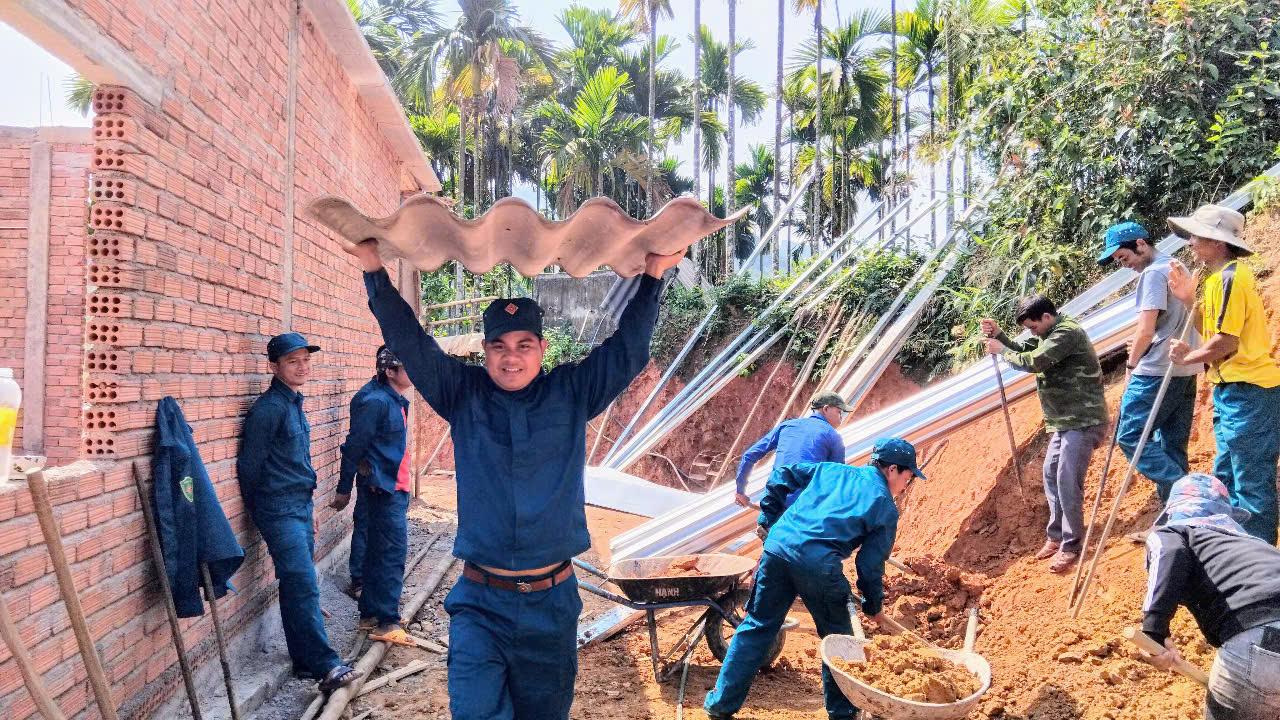Trồng dược liệu, nuôi cá tầm giúp nông dân Sơn Tây thoát nghèo bền vững