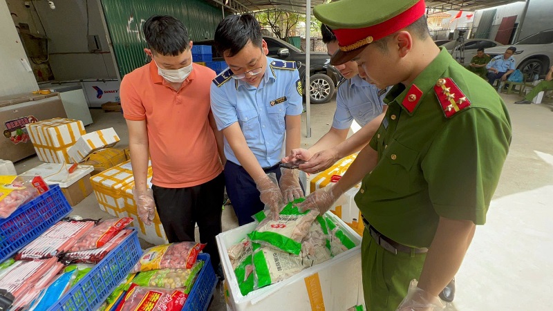 Hà Nội: Thu giữ hàng chục tấn đồ thả lẩu, gà đông lạnh... không rõ nguồn gốc