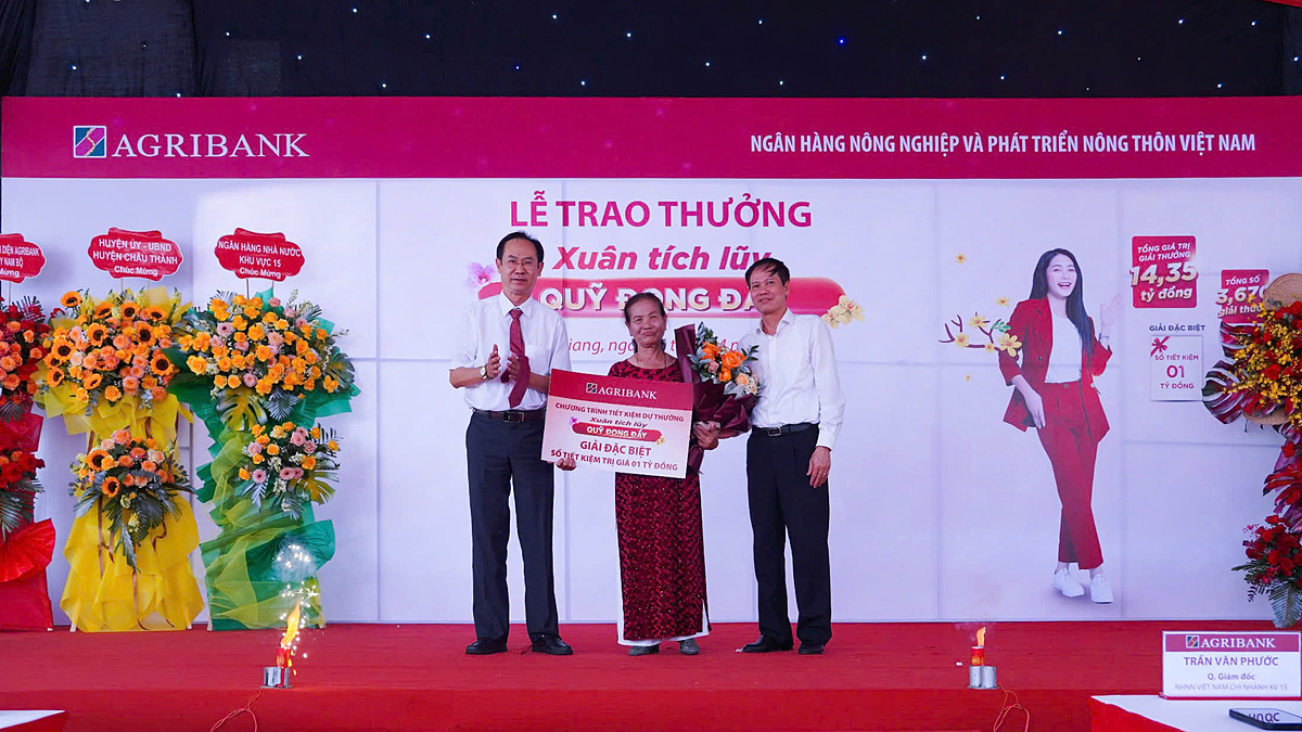 Agribank trao 1 tỷ đồng tiền mặt cho khách hàng trúng thưởng 