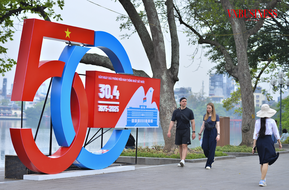 Hà Nội rực rỡ cờ hoa mừng ngày Thống nhất non sông