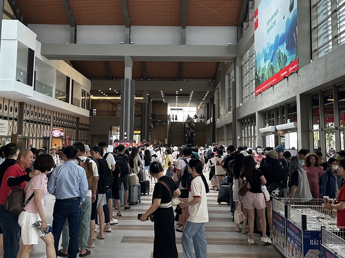 Du khách háo hức trải nghiệm xe điện, tàu cao tốc tới Cát Bà