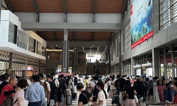 Du khách háo hức trải nghiệm xe điện, tàu cao tốc tới Cát Bà