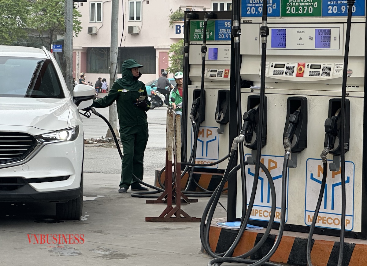 Giá xăng RON 95 về sát 19.000 đồng/lít, giá dầu xuống ngưỡng thấp nhất từ đầu năm