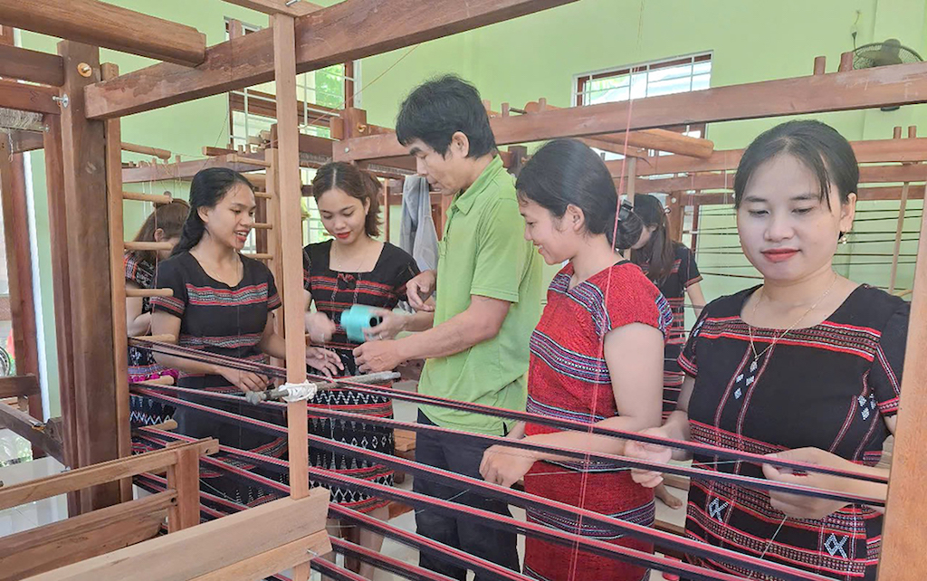 Khôi phục nghề dệt thổ cẩm mở hướng đi mới cho phụ nữ dân tộc thiểu số ở A Bung