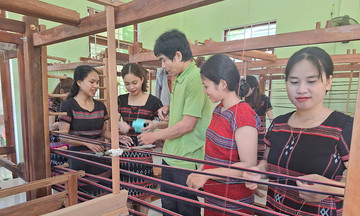 Khôi phục nghề dệt thổ cẩm mở hướng đi mới cho phụ nữ dân tộc thiểu số ở A Bung