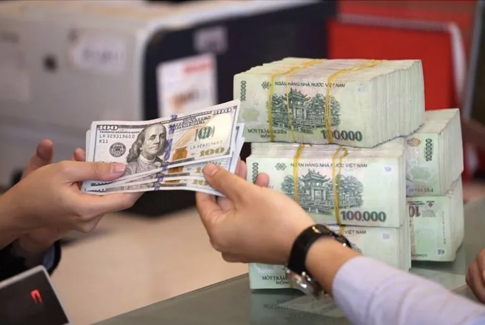 Tự ý mua bán ngoại tệ sẽ bị phạt đến 100 triệu đồng