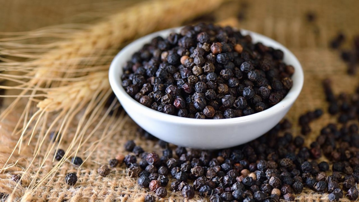 Sức mua yếu, người bán găm hàng khiến giá tiêu neo mức 153.000 đồng/kg