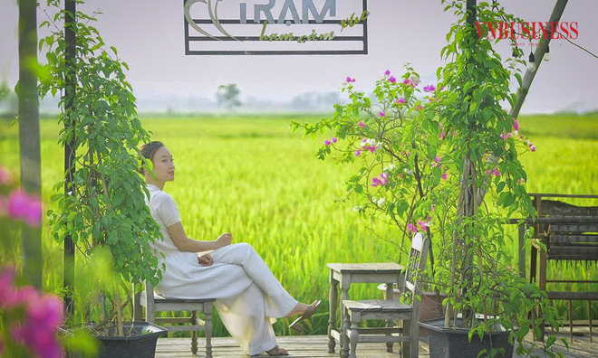 <p class="Normal"
Bạn Vân Anh &lpar;quận Đống Đa&rpar; chia sẻ: “Nơi đây cho tôi cảm giác như được trở về với khung trời của tuổi thơ, thi thoảng làm một chuyến phượt ra ngoại ô với những cánh đồng lúa chín vàng trải dài bất tận, với những điều bình dị cũng khá tuyệt vời".</p