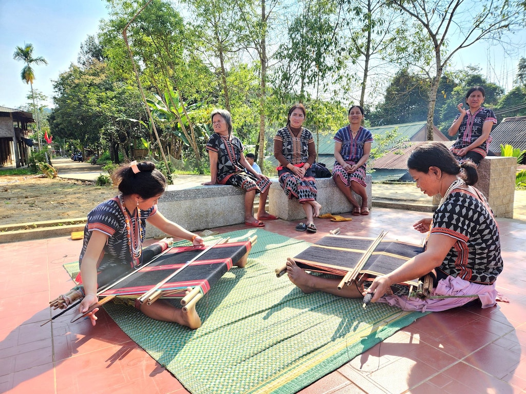 ‘Đánh thức’ nghề truyền thống mở hướng thoát nghèo cho đồng bào Cơ Tu ở Đông Giang
