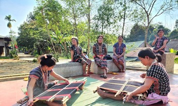‘Đánh thức’ nghề truyền thống mở hướng thoát nghèo cho đồng bào Cơ Tu ở Đông Giang
