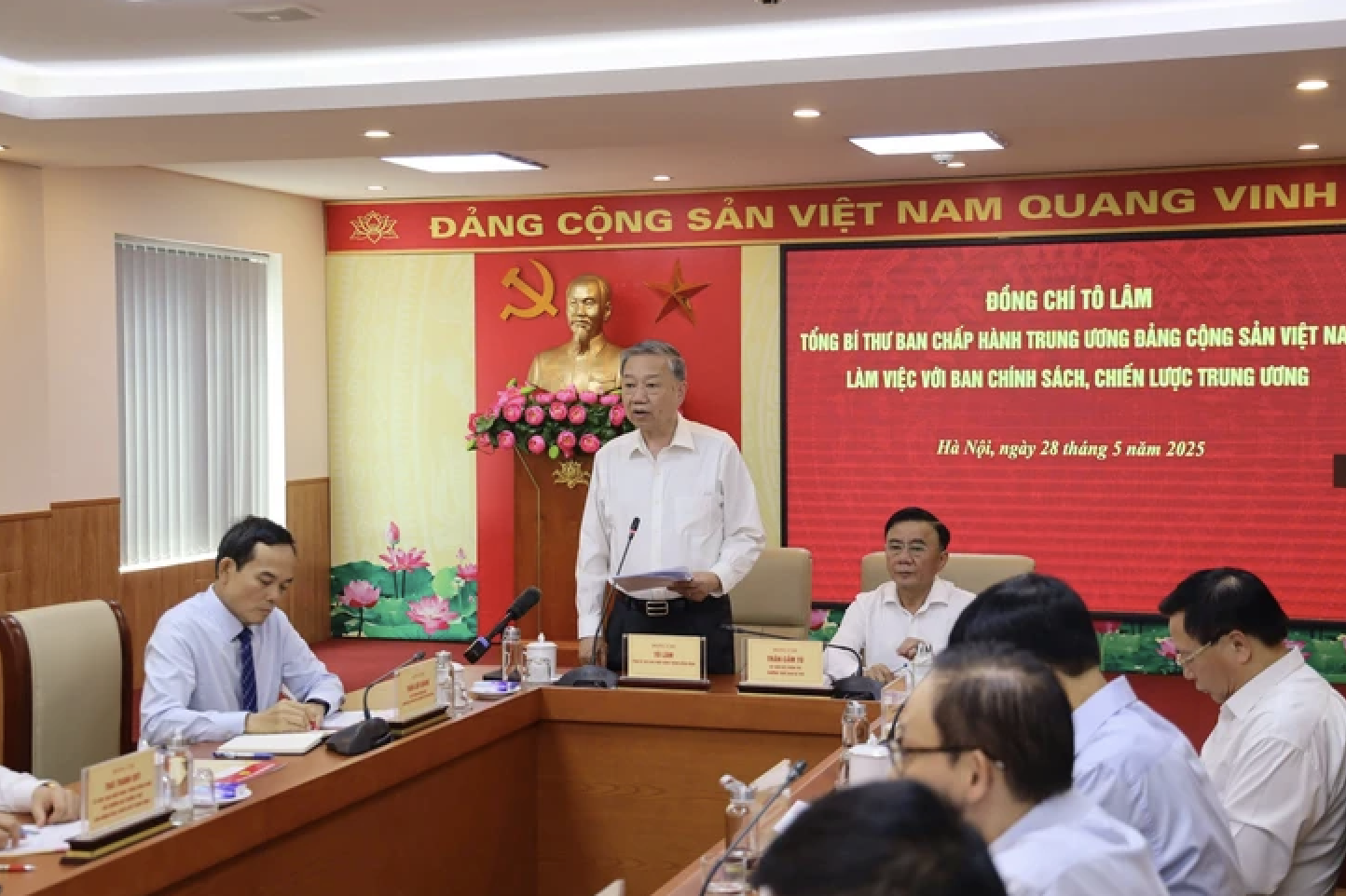 Tổng Bí thư: Xóa bỏ độc quyền Nhà nước về vàng miếng một cách có kiểm soát, mở rộng quyền nhập khẩu có kiểm soát