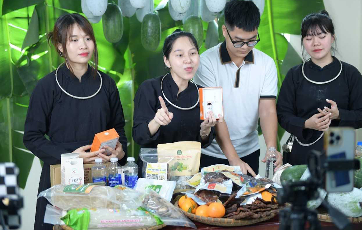 Đồng bào dân tộc thiểu số Bắc Kạn đưa thương mại điện tử lên non cao