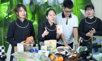 Đồng bào dân tộc thiểu số Bắc Kạn đưa thương mại điện tử lên non cao