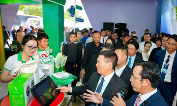 FE CREDIT mang ứng dụng tài chính đa nhiệm đến Ngày không tiền mặt 2025