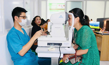 Hải Phòng: Hàng trăm nhà báo được khám mắt, cấp phát thuốc, kính miễn phí