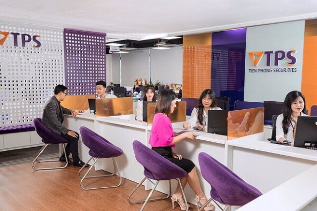 Chứng khoán TPS: Cổ phiếu bị đưa vào diện cảnh báo, mục tiêu lãi 'đi lùi', thêm 3 lãnh đạo đồng loạt xin từ nhiệm