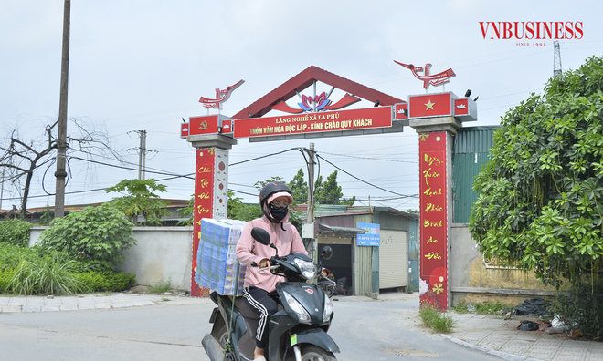 <p class="Normal">
Sau một thời gian “cửa đóng then cài” nhằm né tránh sự kiểm tra của các cơ quan chức năng liên quan đến nghĩa vụ thuế đối với Nhà nước, về hàng giả, hàng nhái, hàng kém chất lượng... thì nay có vẻ như các cửa hàng đã dần hoạt động trở lại.</p>