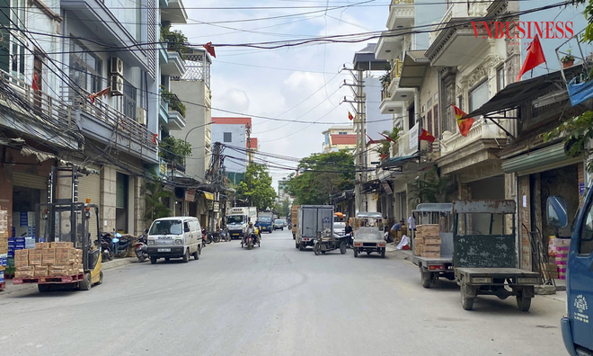 <p class="Normal">
Theo ghi nhận của phóng viên <a href="http://VnBusiness.vn">VnBusiness</a>, không khí buôn bán tại đây đã có phần nhộn nhịp trở lại, tuy nhiên việc kinh doanh buôn bán được các tiểu thương thận trọng hơn so với trước đây.</p>