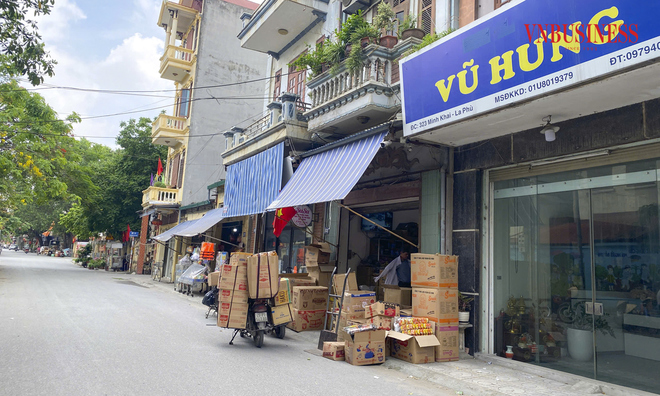 <p class="Normal">
Khi hỏi mua hoặc tiếp cận tìm hiểu nguồn hàng, phóng viên được trả lời với thái độ dè dặt, đặc biệt né tránh các câu hỏi liên quan đến giấy tờ chứng minh nguồn gốc sản phẩm.</p>