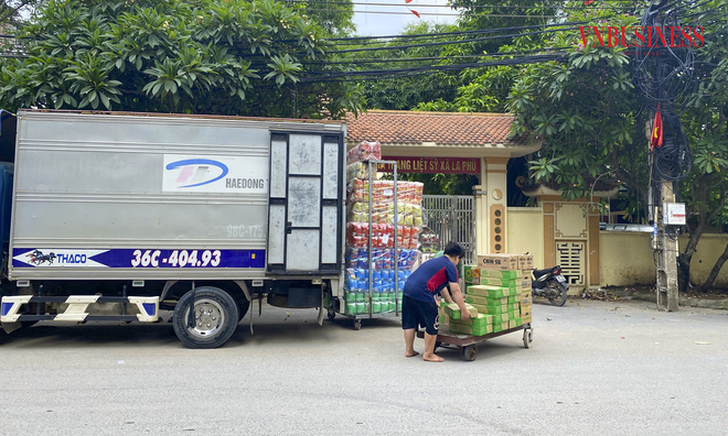 <p class="Normal">
Ô tô vận chuyển hàng hóa đi các tỉnh hay khách kinh doanh nhỏ lẻ đi xe máy vẫn tấp nập vận chuyển hàng hóa. Tuy nhiên, tại một số kho chứa cách trục chính khoảng 1km, không khí yên ắng, cửa cuốn kéo xuống im lìm.</p>