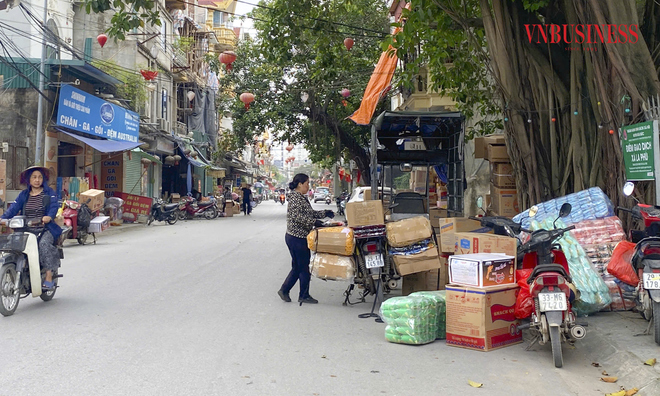 <p class="Normal">
Thương lái từ các nơi tới nhập hàng tại các cửa hàng phân phối bánh kẹo.</p>