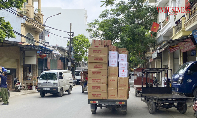 <p class="Normal">
“Đây là nơi cung ứng bánh kẹo cho cả nước, đưa vào tận miền Trung, miền Nam. Mùa hè ở đây tập trung làm các loại thạch, nước giải khát, mùa thu thì làm bánh Trung thu... phần lớn là hàng “gia công” nên có giá thành rẻ hơn nhiều so với thị trường”, bà Hảo cho biết thêm.</p>