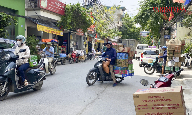 <p class="Normal">
Dọc tuyến phố Minh Khai &lpar;La Phù&rpar; đều là điểm tập kết, luân chuyển hàng hóa nên có rất nhiều xe tải đậu chờ lên hàng. Từ các ngõ ngách xương cá, xe ba bánh ùn ùn vào ra, liên tục ách tắc. </p>