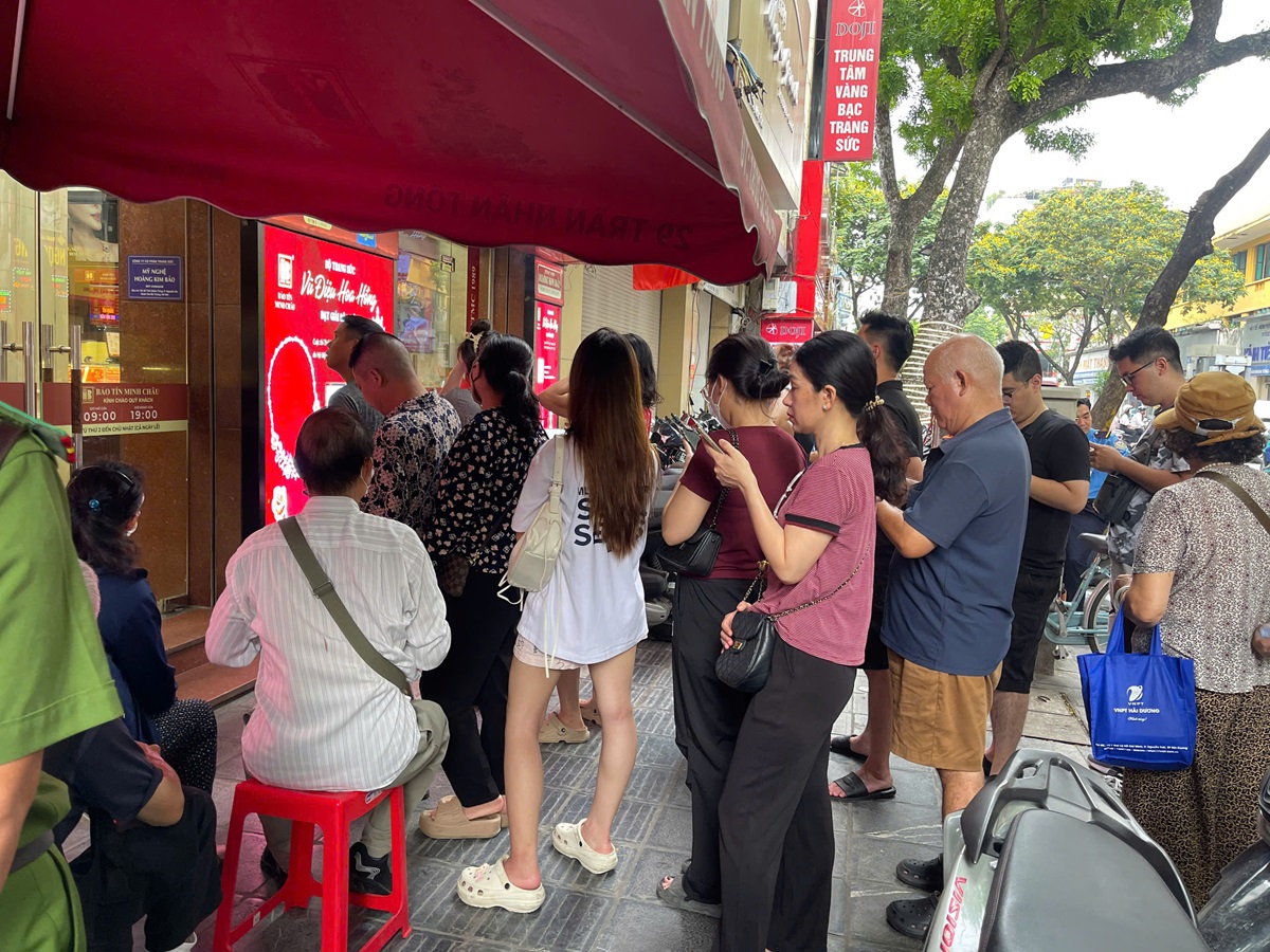‘Đổ xô’ đi mua vàng từ sáng sớm: Tiệm vàng bán giới hạn, khách mua vẫn kiên trì chờ đợi
