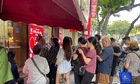 ‘Đổ xô’ đi mua vàng từ sáng sớm: Tiệm vàng bán giới hạn, khách mua vẫn kiên trì chờ đợi