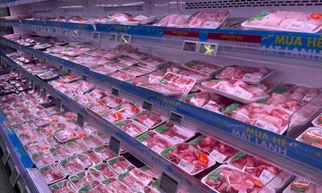 Giá heo hơi tiếp đà lặng sóng, sức tiêu thụ tại thị trường bán lẻ cũng trầm lắng
