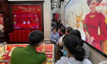 Vàng tăng sốc, cửa hàng quá tải: Giới hạn bán từng chỉ