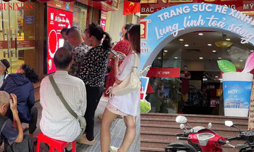 &#039;Độc lạ&#039; tiệm vàng: Buổi sáng chen chúc, buổi chiều vắng hoe