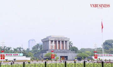 Dịp 2/9 tại Hà Nội: Khách đặt tour tăng đột biến, giá khách sạn, vé máy bay &#039;nóng&#039; lên từng ngày
