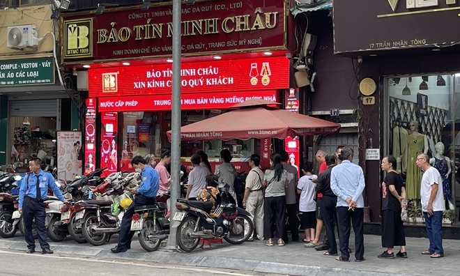 Mua vàng vùng đỉnh như... &quot;bắt dao đang rơi&quot;