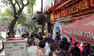 Vì sao người dân chen chân mua vàng từ sáng sớm?